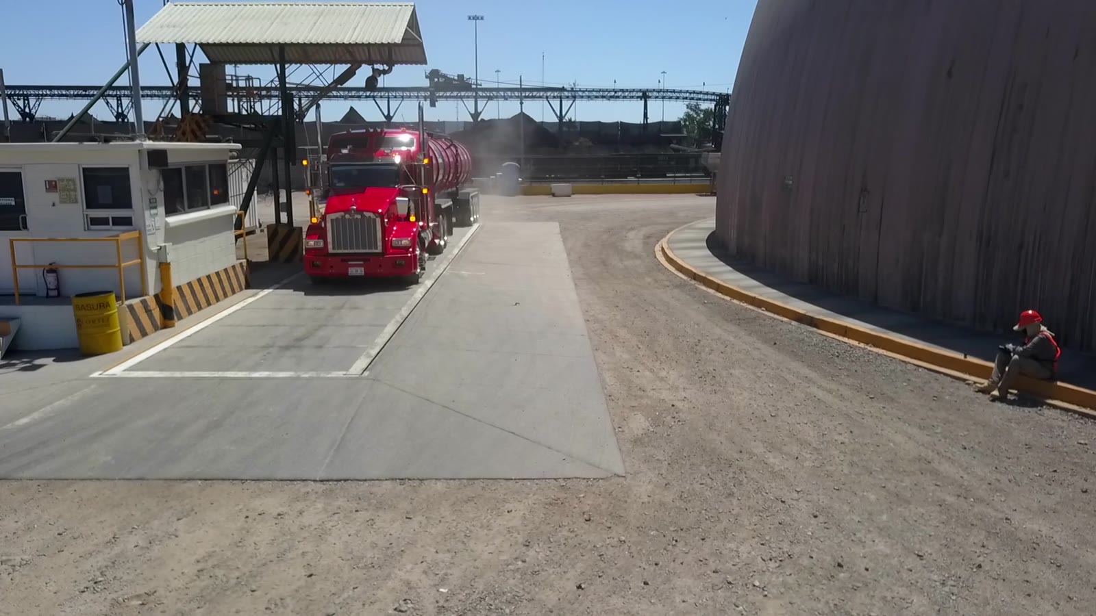 Pipa de JCO cargando producto en planta